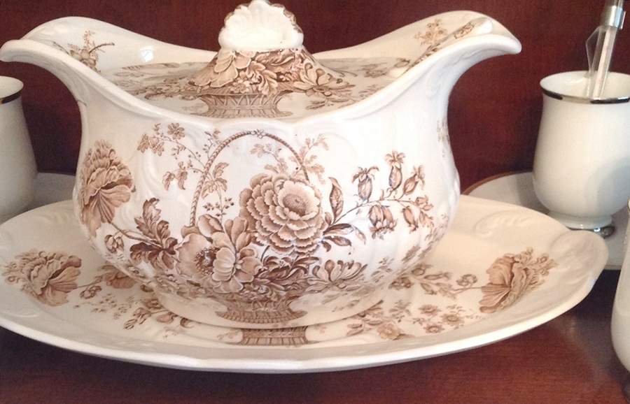 Charlotte Brown On White Sauce Boat & Lid with Underplate by Royal Crownford-1