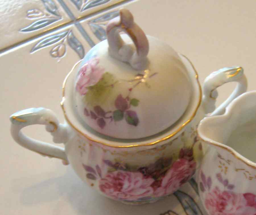 Chantilly Rose Sugar Bowl & Lid by Royal Crown (Japan)-1