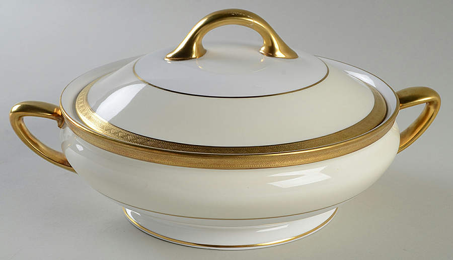 The Agincourt Round Covered Vegetable by Royal Doulton-1