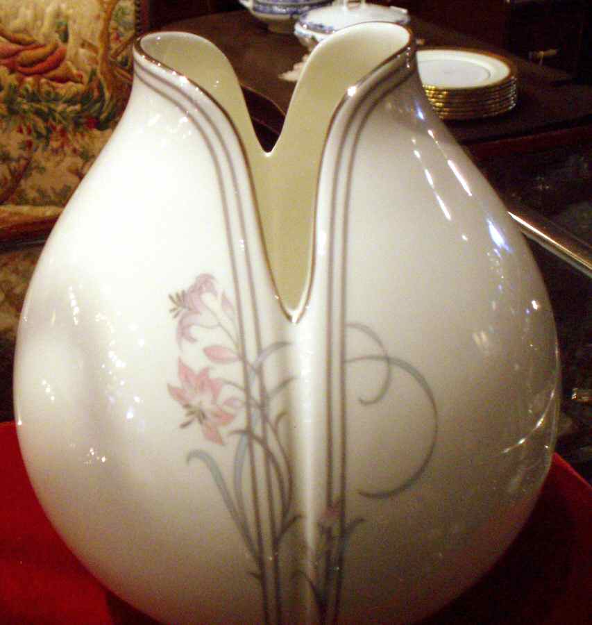 Allegro Tulip Vase by Royal Doulton-1