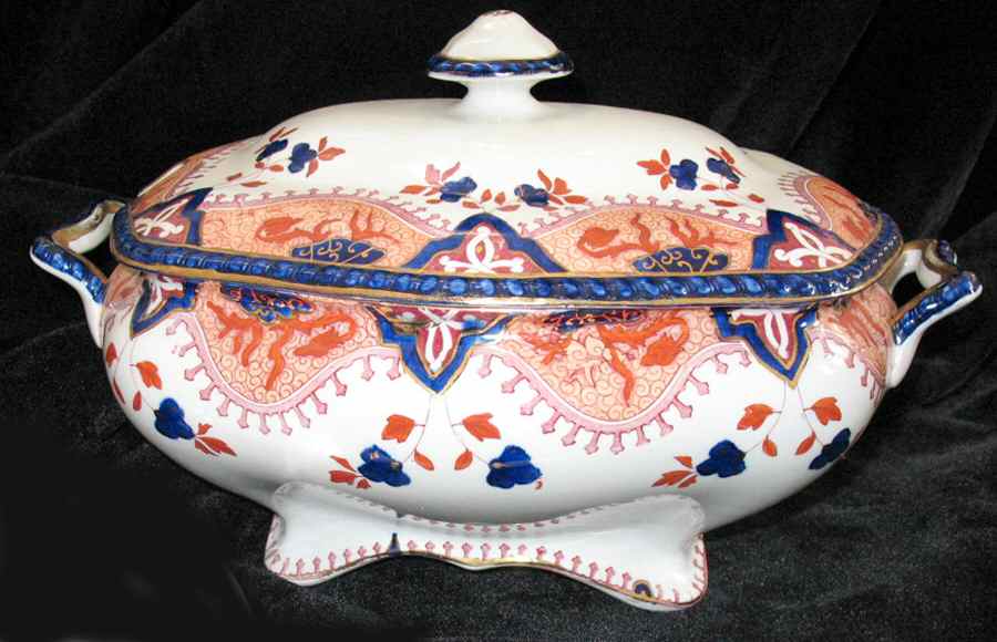 Alma (Scalloped, No Center) Oval Tureen & Lid by Royal Doulton-1