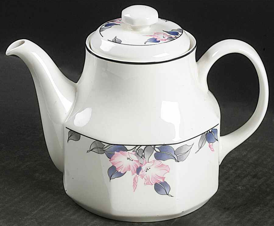 Bloomsbury Teapot & Lid by Royal Doulton-1