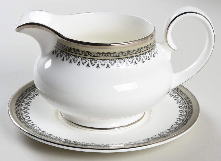 Braemar Gravy Boat & Underplate by Royal Doulton-1