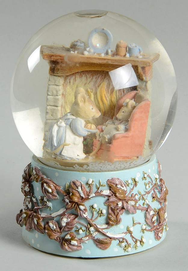 Brambly Hedge Snow Globe by Royal Doulton-1