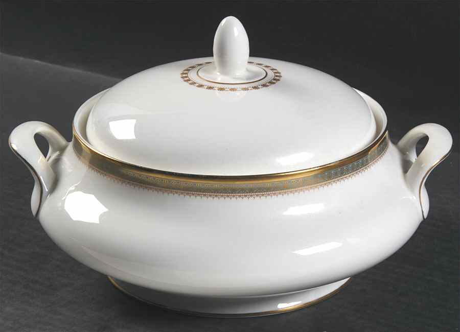 Clarendon Round Covered Vegetable by Royal Doulton-1