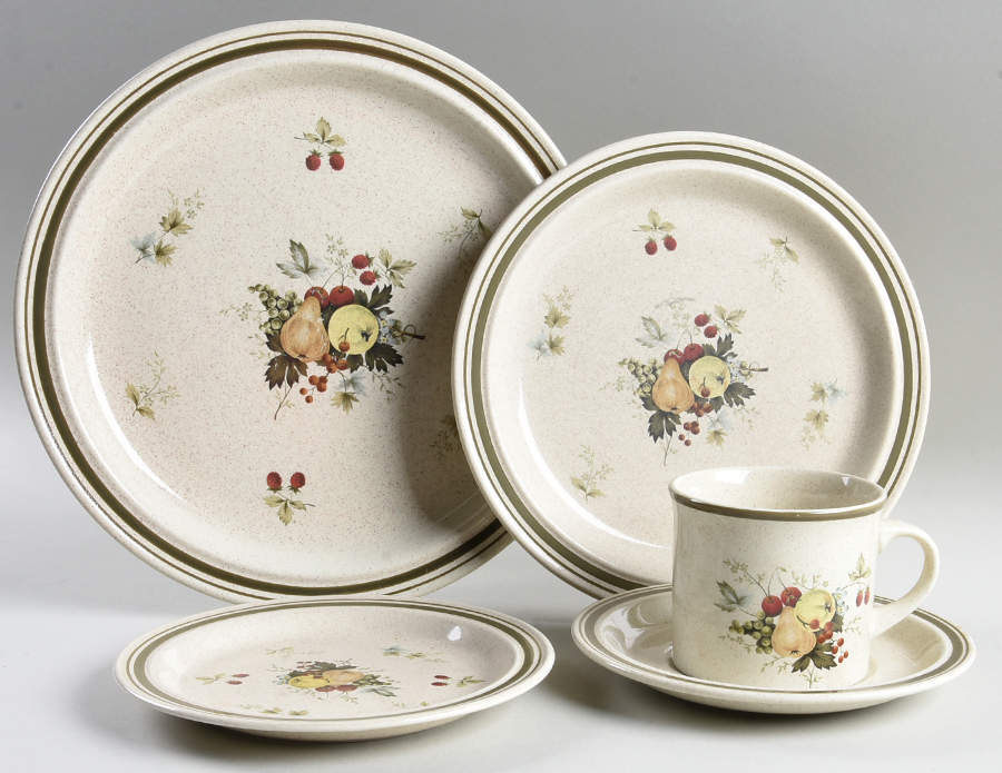 Cornwall (Rim, Double Green Trim) 5 Piece Place Setting by Royal Doulton-1