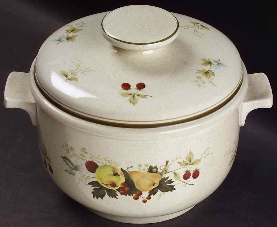 Cornwall (Rim, Double Green Trim) 1.25 Qt Round Covered Casserole by Royal Doulton-1