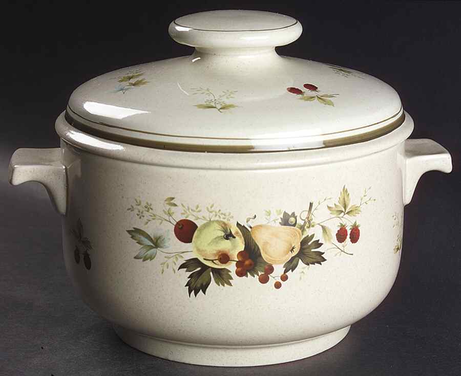 Cornwall (Rim, Double Green Trim) 2.25 Qt Round Covered Casserole by Royal Doulton-1