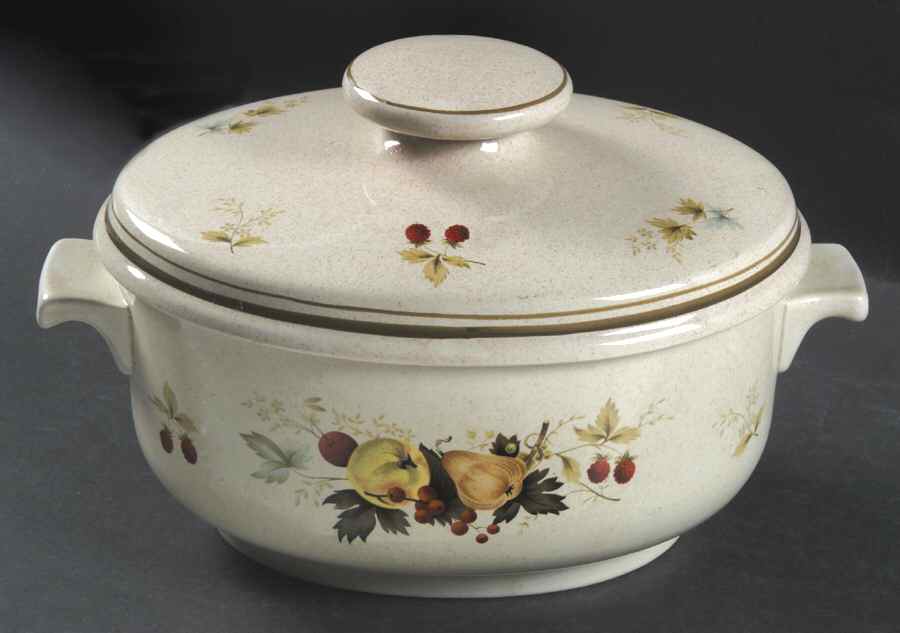 Cornwall (Rim, Double Green Trim) 2.5 Quart Oval Covered Casserole by Royal Doulton-1