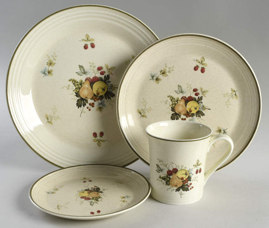 Cornwall (Coupe, Single Line Green Trim) 4 Piece Place Setting by Royal Doulton-1