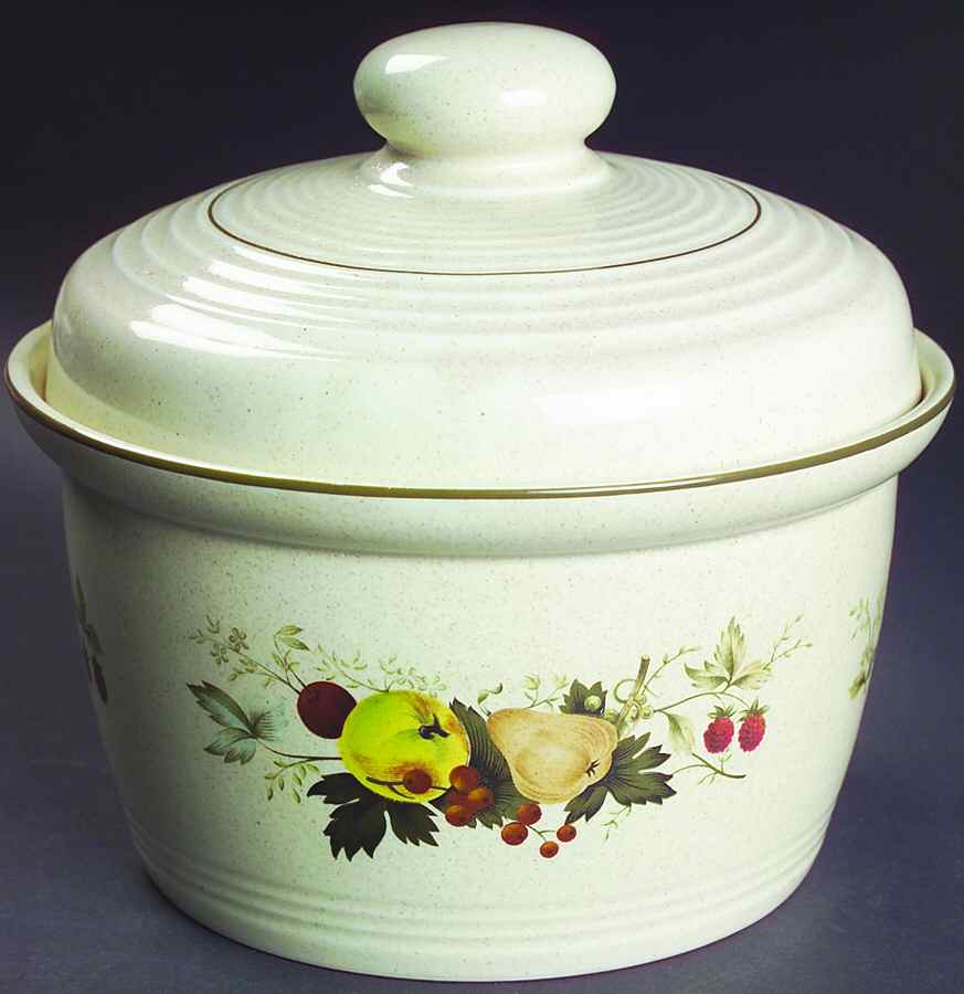 Cornwall (Coupe, Single Line Green Trim) 1.25 Qt Round Covered Casserole by Royal Doulton-1