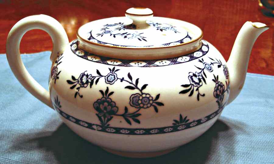 E1430 Teapot & Lid by Royal Doulton-1