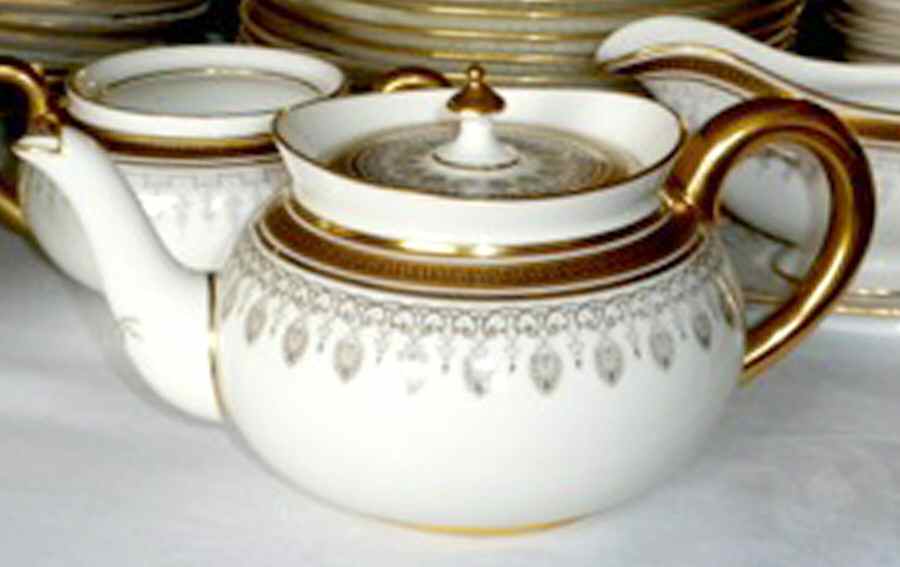 E2068 Teapot & Lid by Royal Doulton-1