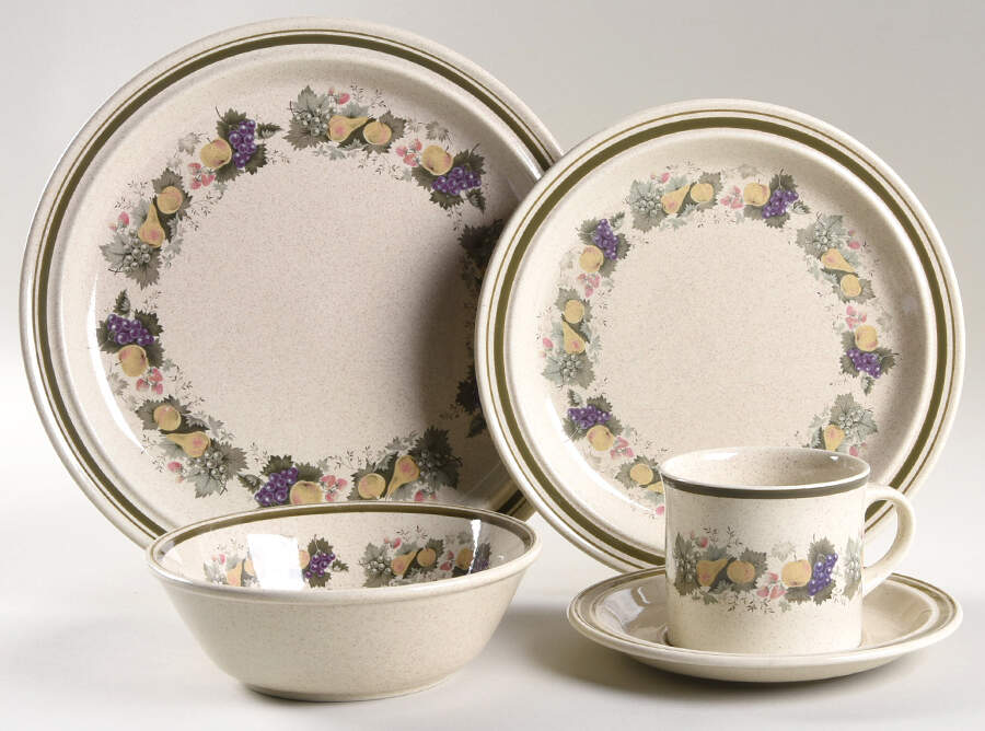 Harvest Garland (Rim) 5 Piece Place Setting by Royal Doulton-1