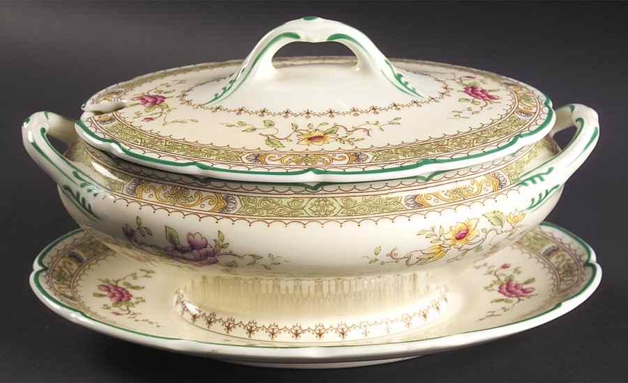 Lillian (Scalloped) Sauce Boat & Lid with Underplate by Royal Doulton-1