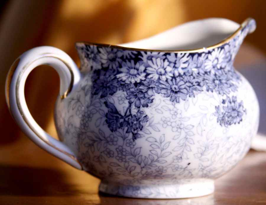 RD21 Creamer by Royal Doulton-1