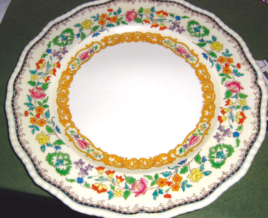 V965 Dinner Plate by Royal Doulton-1