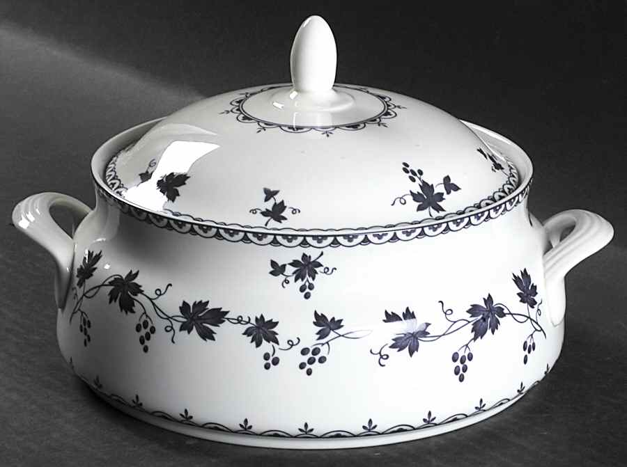 Yorktown Round Covered Vegetable by Royal Doulton-1