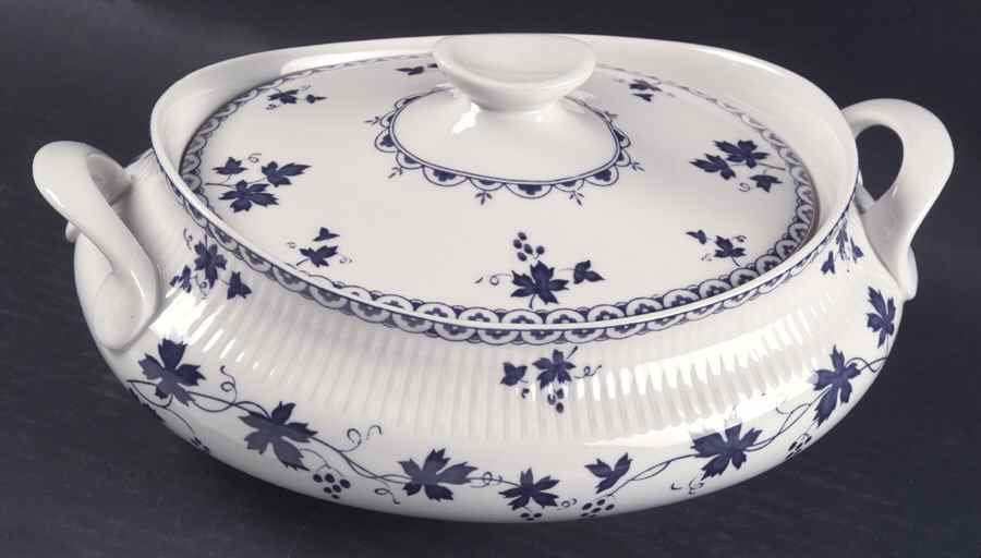 Yorktown Oval Covered Vegetable by Royal Doulton-1