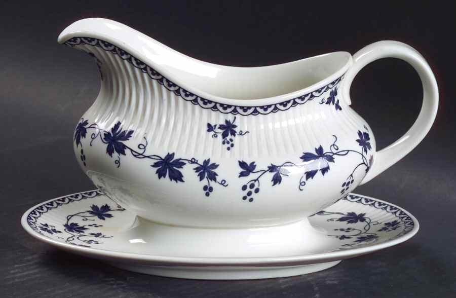 Yorktown Gravy Boat with Attached Underplate by Royal Doulton-1