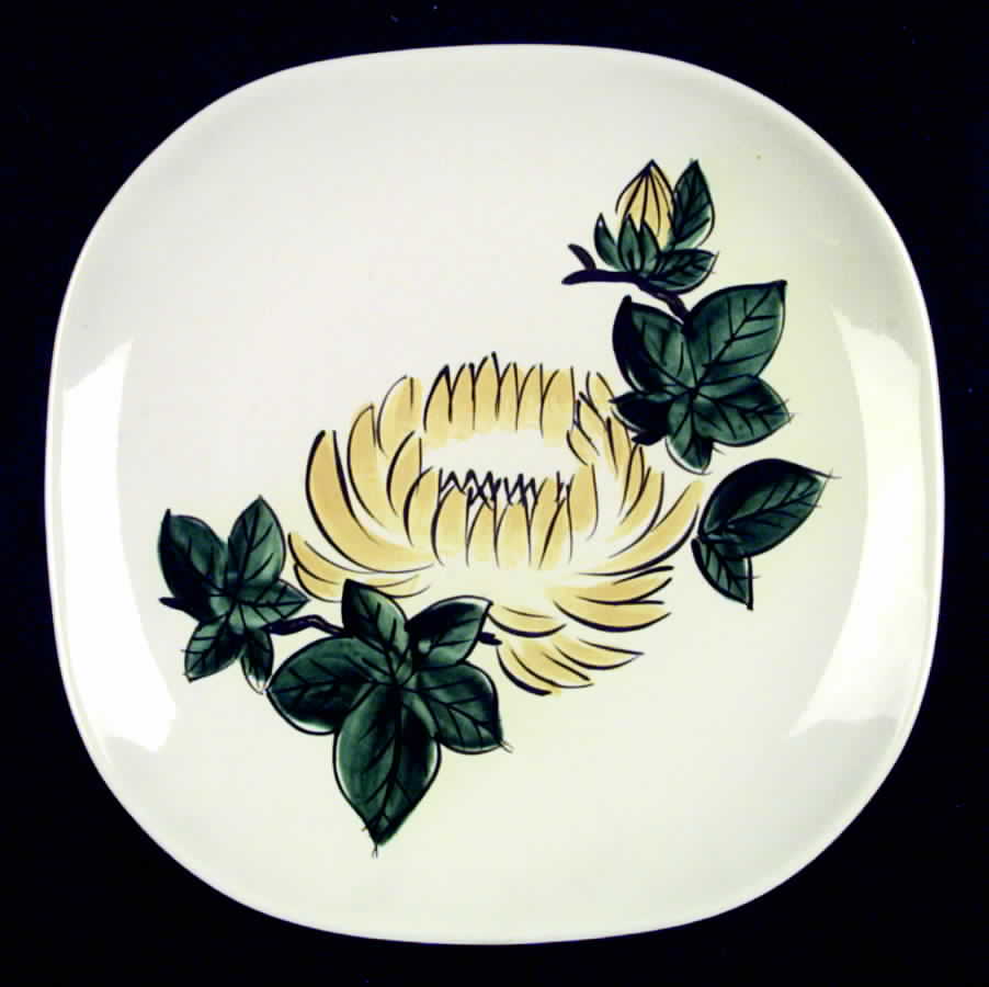 Chrysanthemum Dinner Plate by Red Wing-1