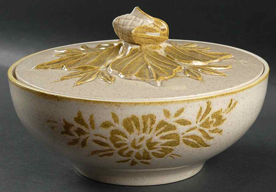 Damask 2 Qt Round Covered Casserole by Red Wing-1