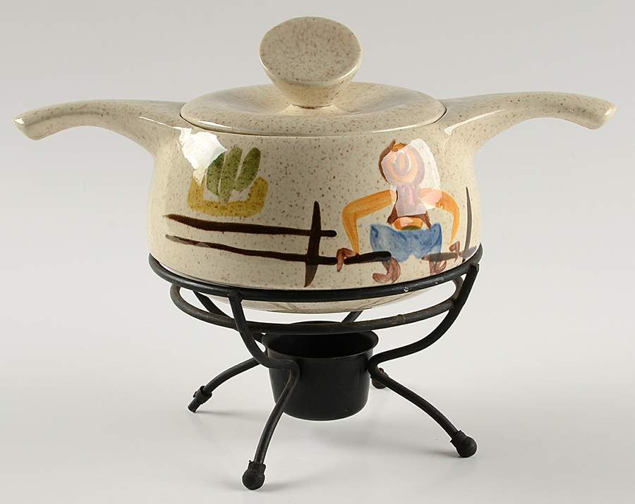 Round Up 1 Qt Rd Covered Casserole w/Black Metal Stand by Red Wing-1