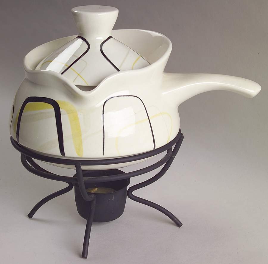 Smart Set Gravy & Lid W/Black Metal Stand by Red Wing-1