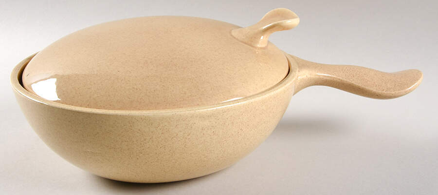 Town and Country Sand 1.25 Qt Round Covered Casserole by Red Wing-1