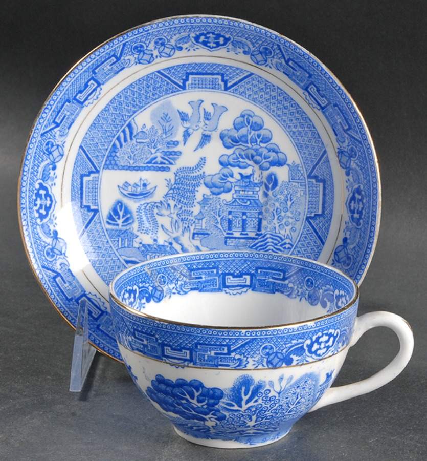 Blue Willow Footed Cup & Saucer Set by Royal Grafton-1