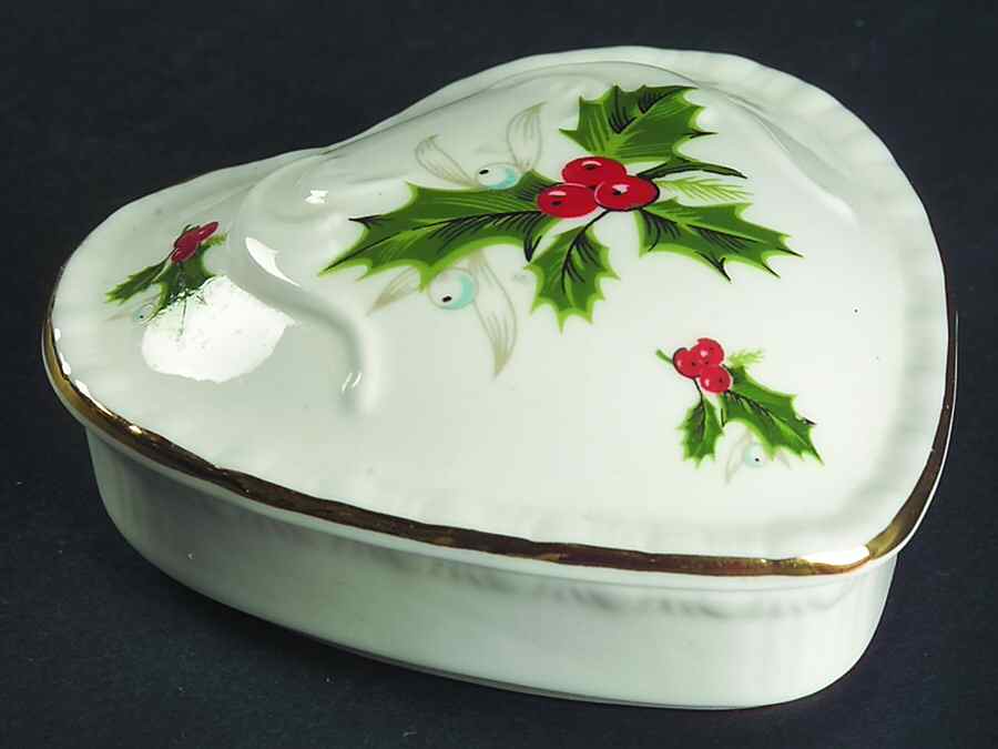 Noel (Holly Backstamp, Smooth) Heart Shape Box & Lid by Royal Grafton-1