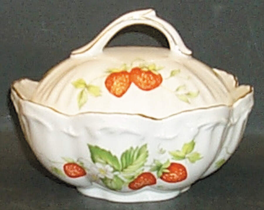 Virginia Strawberry Powder Box with Lid by Rosina-Queens-1