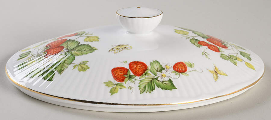 Virginia Strawberry Lid for Oval Vegetable by Rosina-Queens-1