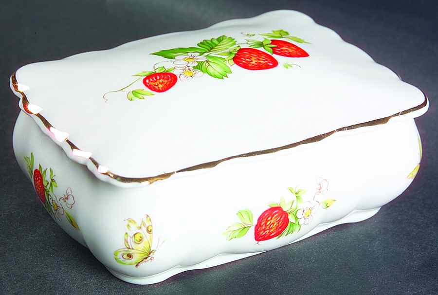 Virginia Strawberry 4" Rectangular Box & Lid by Rosina-Queens-1