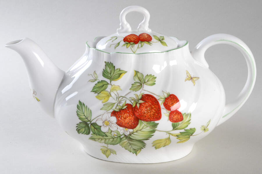 Virginia Strawberry Teapot & Lid by Rosina-Queens-1