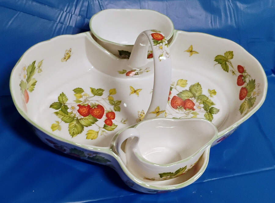 Virginia Strawberry Strawberry Basket W/Creamer & Open Sugar by Rosina-Queens-1