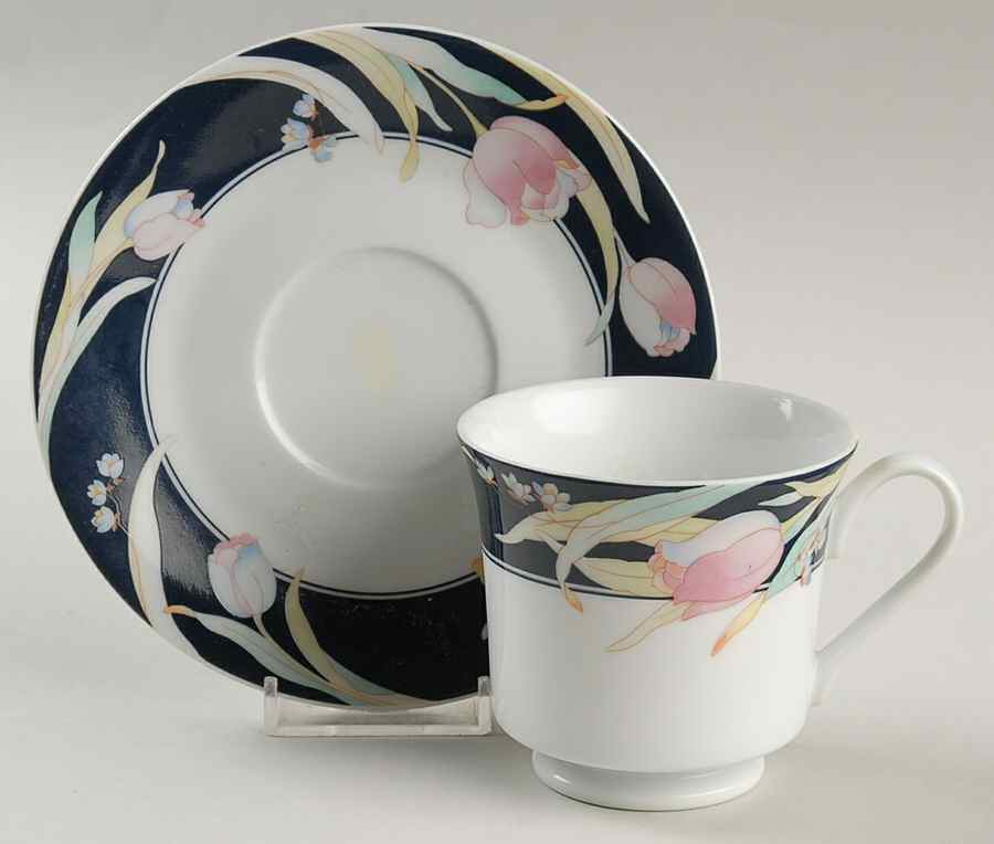Splendour Footed Cup & Saucer Set by Ranmaru-1