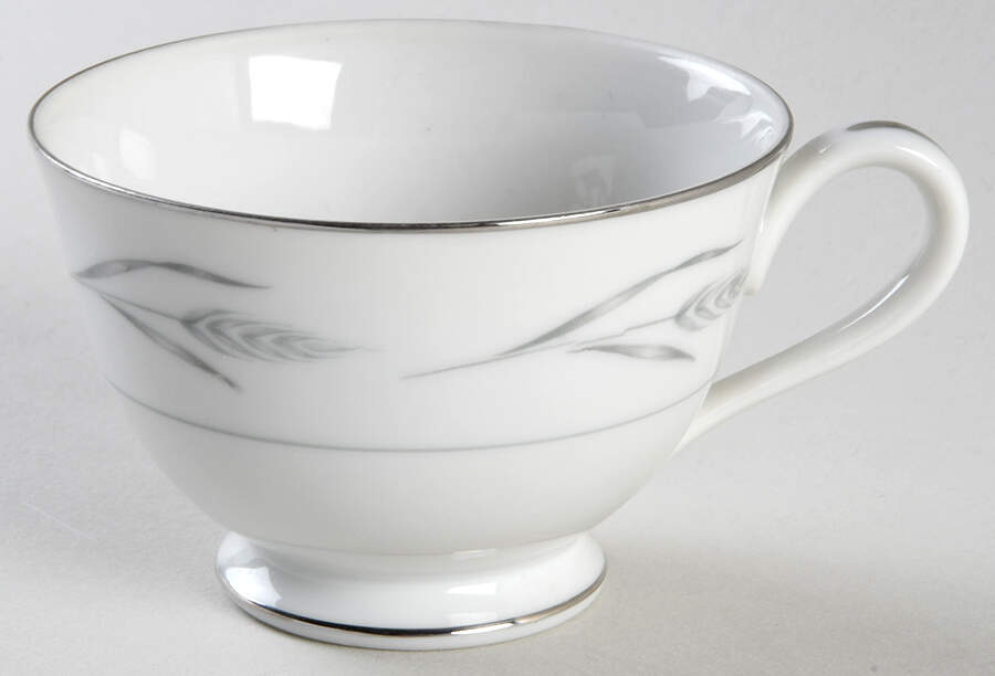 Serene Footed Cup by Rose (Japan)-1