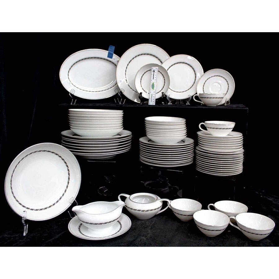 Vancourt Dinner Plate by Rose (Japan)-1