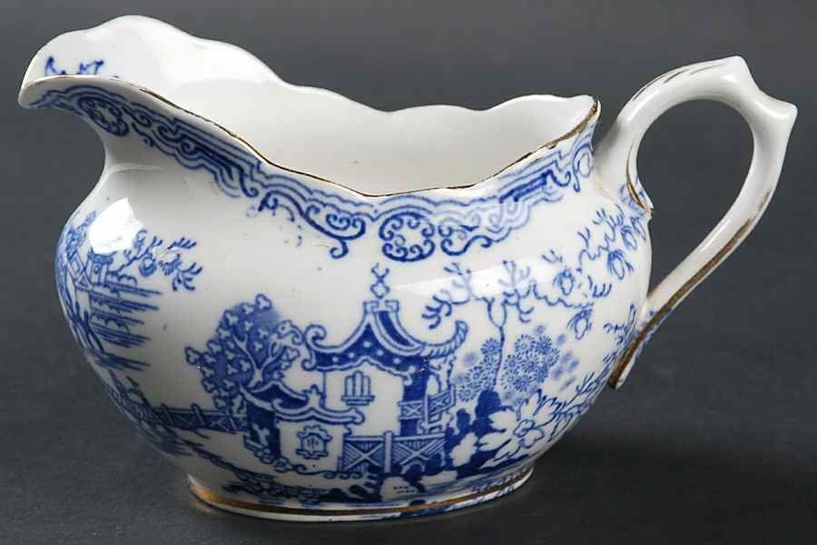 Blue Willow Creamer by Royal Albert-1