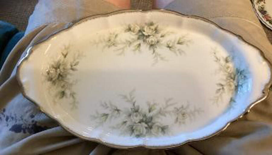First Love (Montrose) Regal Tray by Royal Albert-1