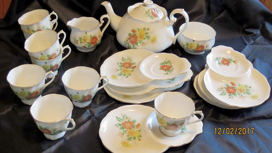 Friendship Series Teapot & Lid by Royal Albert-1