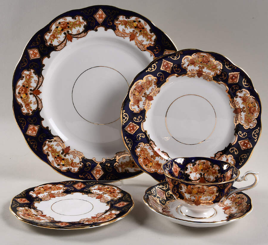 Heirloom (Bone China Stamp) 40  Piece Estate Set by Royal Albert-1