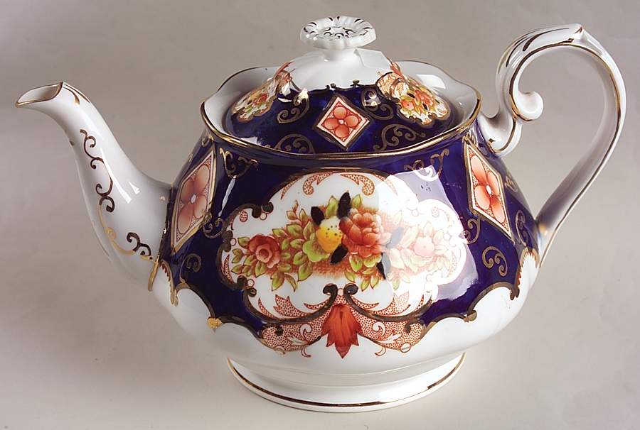 Heirloom (Bone China Stamp) Small Teapot & Lid by Royal Albert-1