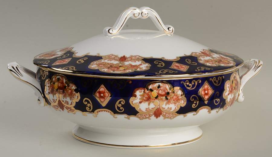 Heirloom (Bone China Stamp) Round Covered Vegetable by Royal Albert-1