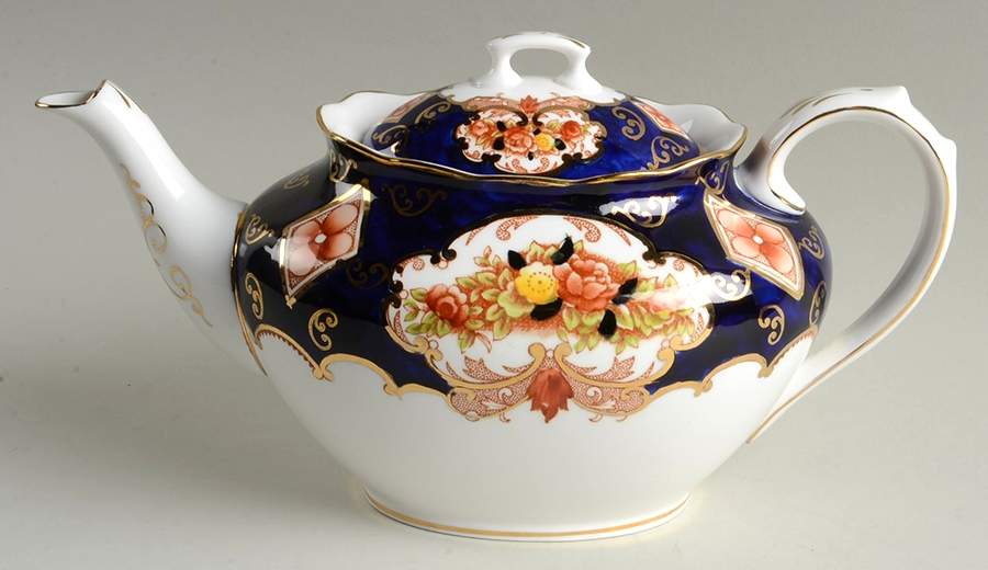 Heirloom (Bone China Stamp) Teapot & Lid by Royal Albert-1