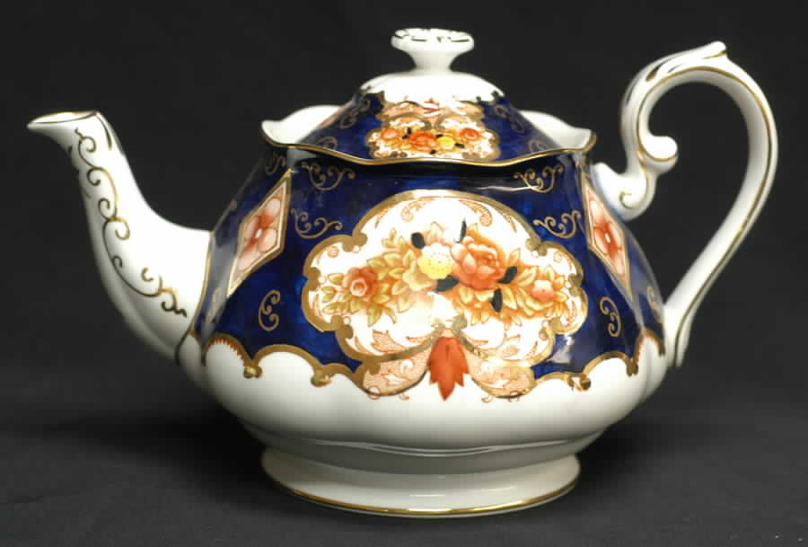 Heirloom (Bone China Stamp) Teapot & Lid by Royal Albert-1