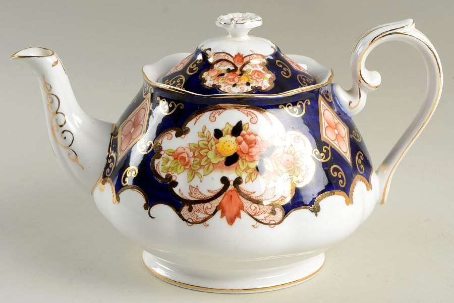 Heirloom (Bone China Stamp) Teapot & Lid by Royal Albert-1