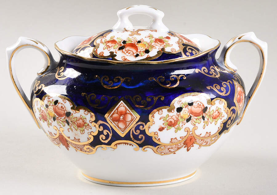Heirloom (Crown China Stamp, SCALLOPED) Sugar Bowl & Lid by Royal Albert-1