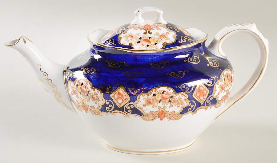 Heirloom (Crown China Stamp, SCALLOPED) Teapot & Lid by Royal Albert-1